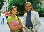 Bianca (Gabi Gottschalk) ist vergewaltigt worden. Nachdem sie zuerst einen Schlagersänger beschuldigt hat, behauptet sie nun gegenüber Staatsanwältin Glaser (Britta Schmeling), daß sie in Wirklichkeit von Skin-Heads überfallen wurde. Bianca (Gabi Gottschalk) ist vergewaltigt worden. Nachdem sie zuerst einen Schlagersänger beschuldigt hat, behauptet sie nun gegenüber Staatsanwältin Glaser (Britta Schmeling), daß sie in Wirklichkeit von Skin-Heads überfallen wurde.