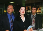 Die beiden Kommissaren Wolniak (Uwe Fellensiek, re.) und Kehler (Wolfgang Bathke) sehen in Elena Ehrenreich (Sabine von Maydell) eine Tatverd&auml;chtige.