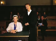 Frau Knoppe (Ingrid van Bergen) wird w&auml;hrend der Gerichtsverhandlung von Staatsanw&auml;ltin Charlotte Glaser (Britta Schmeling) verh&ouml;rt.