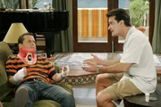 Alan (Jon Cryer, l.) stürzt beim Versuch, die Satellitenschüssel seines Bruders Charlie (Charlie Sheen, r.) auszurichten, vom Dach und verletzt sich so schwer, dass es ihm unmöglich ist, seinen Sohn Jake übers Wochenende zu übernehmen. Charlie verspricht ihm, an seiner Stelle für Jake zu sorgen ... Alan (Jon Cryer, l.) stürzt beim Versuch, die Satellitenschüssel seines Bruders Charlie (Charlie Sheen, r.) auszurichten, vom Dach und verletzt sich so schwer, dass es ihm unmöglich ist, seinen Sohn Jake übers Wochenende zu übernehmen. Charlie verspricht ihm, an seiner Stelle für Jake zu sorgen ...
