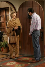 Alan (Jon Cryer, r.) versucht Norma (Cloris Leachman, l.), die schwerreiche Nachbarin zu beruhigen ...