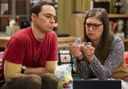 Sheldon (Jim Parsons, l.); Amy (Mayim Bialik, r.)