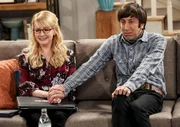 Bernadette (Melissa Rauch, l.); Howard (Simon Helberg, r.)