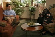 Charlie (Charlie Sheen, l.) spricht sich bei der Psychologin Dr. Freeman (Jane Lynch, r.) &uuml;ber seine Erlebnisse mit seinem Bruder Alan aus ...