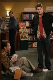 Alan (Jon Cryer, l.) befindet sich in einer tiefen Lebenskrise, die durch die Trennung von seinem Sohn Jake neuen Z&uuml;ndstoff erh&auml;lt. W&auml;hrend eines Aufenthalt in einer Buchhandlung mit Charlie (Charlie Sheen, r.) bekommt Alan einen Nervenzusammenbruch nach dem anderen ...