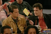 Um Alan (Jon Cryer, l.) von seinem Schmerz etwas abzulenken, geht Charlie (Charlie Sheen, r.) mit ihm ins Kino ...