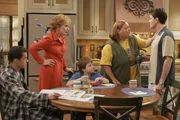 Versuchen Charlie (Charlie Sheen, r.) zu tr&ouml;sten: Alan (Jon Cryer, l.), Jake (Angus T. Jones, M.), Berta (Conchata Ferrell, 2.v.r.) und Evelyn (Holland Taylor, 2.v.l.) ...