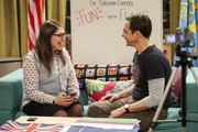 Amy Farrah Fowler (Mayim Bialik, l.); Sheldon Cooper (Jim Parsons, r.)