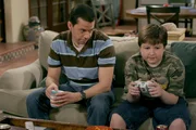 Alan Harper (Jon Cryer, l.): Jake Harper (Angus T. Jones, r.)