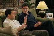 Alan Harper (Jon Cryer, l.): Charlie Harper (Charlie Sheen, r.)