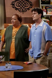 Versuchen Alan zu verstehen: Charlie (Charlie Sheen, r.) und Berta (Conchata Ferrell, l.) ...