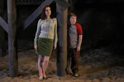 R&auml;chen sich an Charlie: Rose (Melanie Lynskey, l.) und Jake (Angus T. Jones, r.) ...