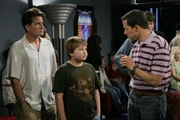Bei einem gemeinsamen Ausflug mit Charlie (Charlie Sheen, l.) und Jake (Angus T. Jones, M.) versucht sich Alan (Jon Cryer, r.) ganz geschickt vor dem Bezahlen zu drücken ... Bei einem gemeinsamen Ausflug mit Charlie (Charlie Sheen, l.) und Jake (Angus T. Jones, M.) versucht sich Alan (Jon Cryer, r.) ganz geschickt vor dem Bezahlen zu drücken ...