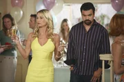 W&auml;hrend der Babyparty, erf&auml;hrt Edie (Nicolette Sheridan, l.) ein Geheimnis von Carlos (Richardo Antonio Chavira, r.) und Gabrielle ...