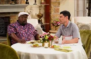 Calvin Butler (Cedric the Entertainer, l.); Dave Johnson (Max Greenfield, r.)