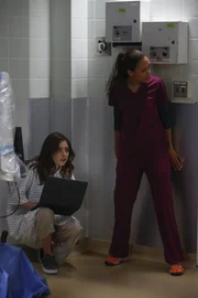 Um die Unschuld ihrer Klienten zu beweisen, schlagen sie auch mal verbotene Wege ein: Cable (Annabelle Attanasio, l.) und Danny (Jaime Lee Kirchner, r.) verschaffen sich Zugang zum OP-Raum.