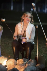 Kavanaghs Bewohner scheinen alle auf die dominante und tratschsüchtige Joyce Magruder, die Spiegeljury dieses Falls, zu hören. Also soll sich Marissa (Geneva Carr) mit ihr anfreunden, um so auch die anderen zu erreichen. Doch lässt sich Joyce wirklich so einfach täuschen?