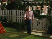 Als Tom (Doug Savant) merkt, dass Lynette das Opossum als ein Symbol für ihren krebs sieht, gibt er nach und lässt sie weiter auf Jagd gehen. Als Tom (Doug Savant) merkt, dass Lynette das Opossum als ein Symbol für ihren krebs sieht, gibt er nach und lässt sie weiter auf Jagd gehen.