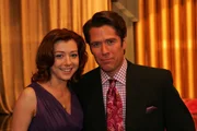 Lily (Alyson Hannigan, l.) und Sandy (Alexis Denisof, r.) sind stolz auf Robin, weil sie eine Auszeichnung f&uuml;r eine herausragende journalistische Arbeit erh&auml;lt ...