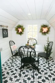 Passend zur Weihnachtszeit hat Inneneinrichterin Joanna eine Vision: Sie möchte ein altes Haus in ein gemütliches Bed and Breakfast verwandeln, indem man sich gerade zum Fest der Liebe wohlfühlen kann. Was sagen ihre ersten Gäste zur Einrichtung? Passend zur Weihnachtszeit hat Inneneinrichterin Joanna eine Vision: Sie möchte ein altes Haus in ein gemütliches Bed and Breakfast verwandeln, indem man sich gerade zum Fest der Liebe wohlfühlen kann. Was sagen ihre ersten Gäste zur Einrichtung?