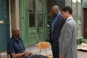 Det. Scott Valens (Danny Pino, r.) und Det. Will Jeffries (Thom Barry, M.) stellen Moody Brown (Darsteller unbekannt) ein paar Fragen.