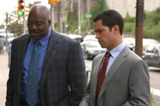 Det. Scott Valens (Danny Pino, r.) und sein Kollege Det. Will Jeffries (Thom Barry, l.) auf Spurensuche.