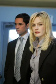 Trotz d&uuml;rftiger Beweislage sollen Det. Lilly Rush (Kathryn Morris, r.) und Det. Scott Valens (Danny Pino, l.) den Tod eines Vietnamveteranen aufkl&auml;ren, der 1973 erschossen aufgefunden wurde ...