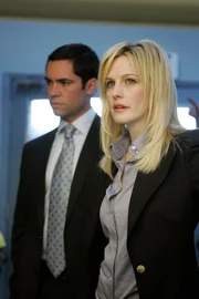 Ermitteln in einem &auml;u&szlig;erst schwierigen Fall: Det. Lilly Rush (Kathryn Morris, r.) und Det. Scott Valens (Danny Pino, l.).