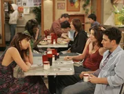 Lily (Alyson Hannigan, vorne l.) ist wieder zur&uuml;ck in New York und erz&auml;hlt ihren Freunden begeistert von ihren Erlebnissen in San Francisco und wie toll ihr neues Leben sei. Aber im Gegensatz zu Robin (Cobie Smulders, vorne M.) glaubt Ted (Josh Radnor, vorne r.), dass es Lily gar nicht gut geht und sie wieder mit Marshall zusammenkommen m&ouml;chte ...