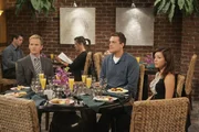 Bei einem Brunch muss nicht nur Ted, sondern auch seine Freunde Barney (Neil Patrick Harris, l.), Marshall (Jason Segel, M.) und Lily (Alyson Hannigan, r.) erfahren, dass seine Eltern bereits seit zehn Monaten geschieden sind ...
