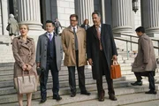 (v.l.n.r.) Marissa Morgan (Geneva Carr); Benny Col&oacute;n (Freddy Rodr&iacute;guez); Dr. Jason Bull (Michael Weatherly); Ron Getman (Brad Garrett)