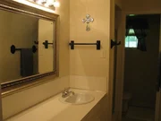 Wird es dem Renovierungsteam am Ende gelingen, Ridley, der gerade zurück aus New York nach Texas zieht, ein neues Eigenheim zu gestalten, in dem er all seine Junggesellen-Wünsche wiederfindet? Noch gibt es einiges zu tun ... Wird es dem Renovierungsteam am Ende gelingen, Ridley, der gerade zurück aus New York nach Texas zieht, ein neues Eigenheim zu gestalten, in dem er all seine Junggesellen-Wünsche wiederfindet? Noch gibt es einiges zu tun ...