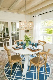 Farblich scheint die Umwandlung perfekt, denn Kundin Stacies Lieblingsfarben sind weiß und blau. Aber wird auch der extravagante Style des renovierten Hauses und die spezielle Einrichtung überzeugen?