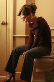 Da ihr niemand glauben will, sperrt sich Sylvia (Melora Walters) bei Bree im Badezimmer ein ... Da ihr niemand glauben will, sperrt sich Sylvia (Melora Walters) bei Bree im Badezimmer ein ...