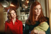Katherine (Dana Delany, l.) teilt Bree (Marcia Cross, r.) mit, was Sylvia ihr erzählt hat ... Katherine (Dana Delany, l.) teilt Bree (Marcia Cross, r.) mit, was Sylvia ihr erzählt hat ...