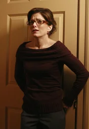 Während sich Gabrielle und Edie im Keller vor dem Tornado in Sicherheit bringen, taucht Sylvia Greene (Melora Walters) bei den Mayfairs in der Wisteria Lane auf ... Während sich Gabrielle und Edie im Keller vor dem Tornado in Sicherheit bringen, taucht Sylvia Greene (Melora Walters) bei den Mayfairs in der Wisteria Lane auf ...