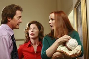 Können Sylvia nicht dazu bewegen, das Badezimmer zu verlassen: Katherine (Dana Delany, M.), Bree (Marcia Cross, r.) und Orson (Kyle MacLachlan, l.) ... Können Sylvia nicht dazu bewegen, das Badezimmer zu verlassen: Katherine (Dana Delany, M.), Bree (Marcia Cross, r.) und Orson (Kyle MacLachlan, l.) ...