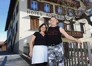 SF bi de Lüt / Unser Dorf, Folge 1. Gianna Marini und Rene vor ihrem Hotel Alpenblick. SF bi de Lüt / Unser Dorf, Folge 1. Gianna Marini und Rene vor ihrem Hotel Alpenblick.