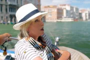 Joanna Lumley auf der Spur der historischen Seidenstrasse in Venedig, Albanien und der T&uuml;rkei.