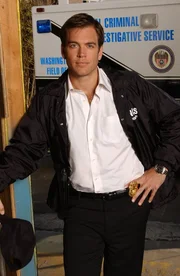 (1. Staffel) - Tony (Michael Weatherly) ist jung, draufgängerisch und versucht beständig Gibbs zu beweisen, dass er ein wirklich guter Agent ist... (1. Staffel) - Tony (Michael Weatherly) ist jung, draufgängerisch und versucht beständig Gibbs zu beweisen, dass er ein wirklich guter Agent ist...
