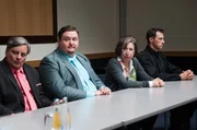 Beim B&uuml;rgermeister findet eine Anh&ouml;rung zum Fall des ermordeten Machalik Senior statt. Von li.: Die Br&uuml;der Max  (R&uuml;diger Klink) und Helmuth (Daniel Zillmann) Machalik, die Exsekret&auml;rin Claire Matthes (Monika Hansen) und ihr Sohn, der Kammerj&auml;ger Toni Matthes (Marc Hosemann).
