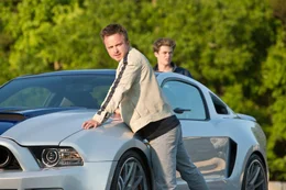 Tobey Marshall (Aaron Paul, l.) und sein Kumpel Pete (Harrison Gilbertson, r.) lassen sich auf ein illegales Rennen mit dem skrupellosen Dino ein. Eine fatale Entscheidung ...