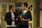Nachdem er eine SMS bekommen hat, ändert Flori spontan seine Pläne und verlässt Patricks Party. Von links: Florian Brunner (Tommy Schwimmer) und Patrick Westenrieder (Lucas Bauer).