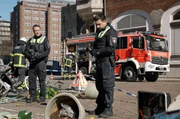 Ein Auto ist in ein vollbesetztes Stra&szlig;encaf&eacute; gerast und der Fahrer gefl&uuml;chtet. Mattes (Matthias Schloo, l.) und Malik (Zejhun Demirov, r.) durchsuchen den Unfallort. Handelt es sich um einen Anschlag?