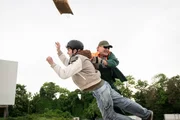 Kommissar Overbeck (Roland Jankowsky, r.) schnappt sich in einer spektakul&auml;ren Aktion einen vermeintlichen Erpresser, den erst sechzehnj&auml;hrigen Skater Jason Hellkemper (Finlay Deavin, l.).