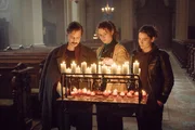 Von links: Am Marienaltar entzünden Zankl (Michael Ostrowski) Mia (Nadja Sabersky) und Frederike (Marie Leuenberger) Kerzen - eine kleine Notgemeinschaft, die irgendwie zusammengehört. Von links: Am Marienaltar entzünden Zankl (Michael Ostrowski) Mia (Nadja Sabersky) und Frederike (Marie Leuenberger) Kerzen - eine kleine Notgemeinschaft, die irgendwie zusammengehört.