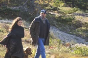 Jesse Stone (Tom Selleck) und Schulleiterin Lilly Summers (Orla Brady) sind beide betroffen über Billies Tod.