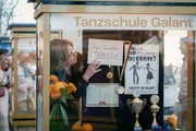 Caterina Sch&ouml;llack (Claudia Michelsen) greift nach dem Trauerfall-Zettel, der im Schaufenster der Tanzschule h&auml;ngt.