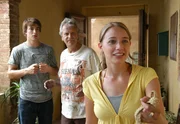 Max (Peter Sattmann) und sein Sohn Jonas (Sebastian Fischer) sind baff, als Jonas' Schulfreundin Fritzi (Jytte-Merle B&ouml;hrnsen) sich auf dem Olivenhof wie zu Hause f&uuml;hlt.