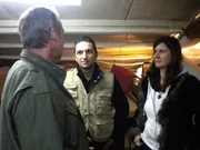 Experte Mauro (Mi.) soll heute bei Andreas (53, li.) und Christiane (45) f&uuml;r Ordnung sorgen. Andreas kann sich einfach von nichts trennen.